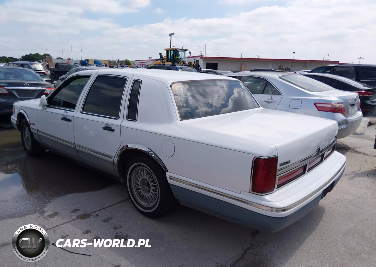 1997 Lincoln Town Car Signature VIN:1LNLM82W0VY637279 - 3