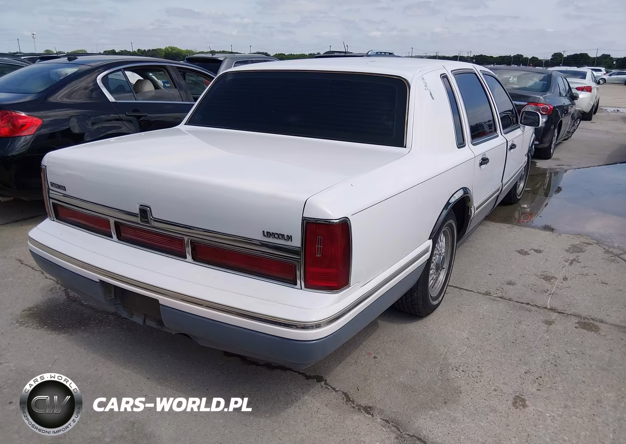 1997 Lincoln Town Car Signature VIN:1LNLM82W0VY637279 - 4