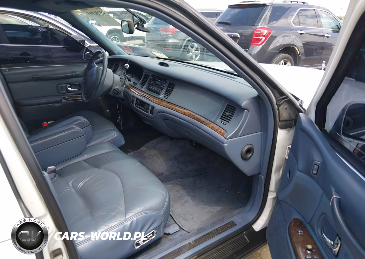 1997 Lincoln Town Car Signature VIN:1LNLM82W0VY637279 - 5
