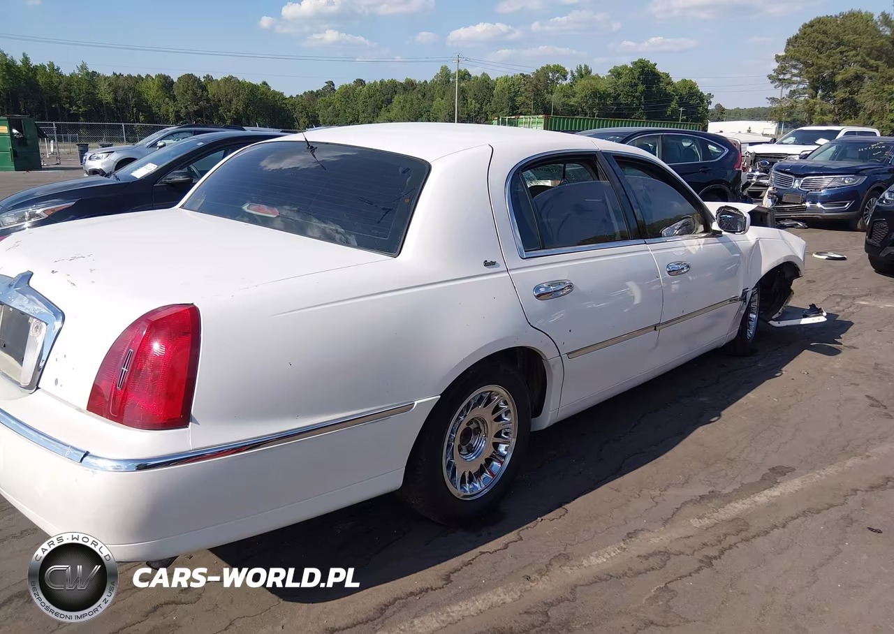 2000 Lincoln Town Car Cartier VIN:1LNHM83W3YY884322 - 4