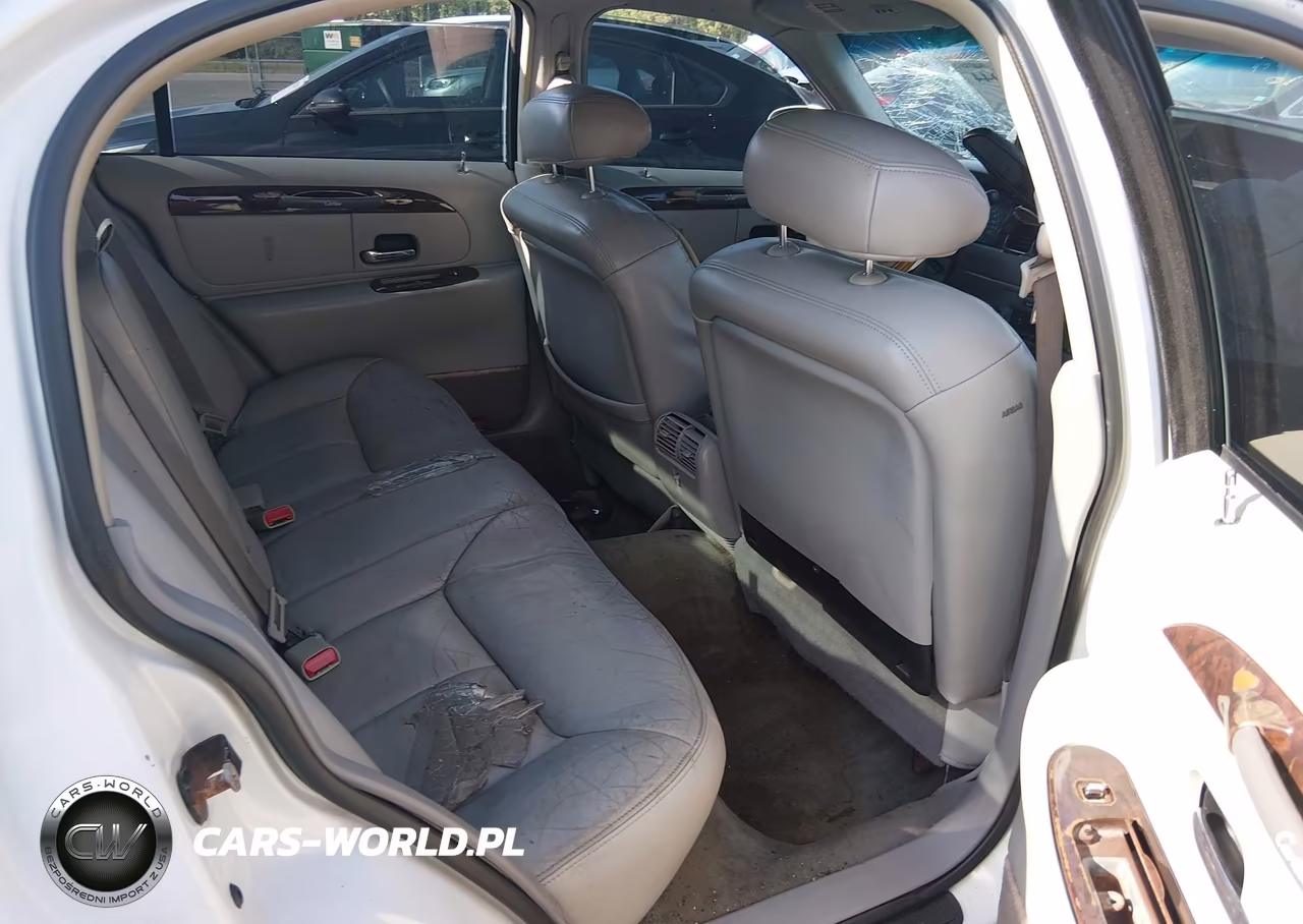 2000 Lincoln Town Car Cartier VIN:1LNHM83W3YY884322 - 8