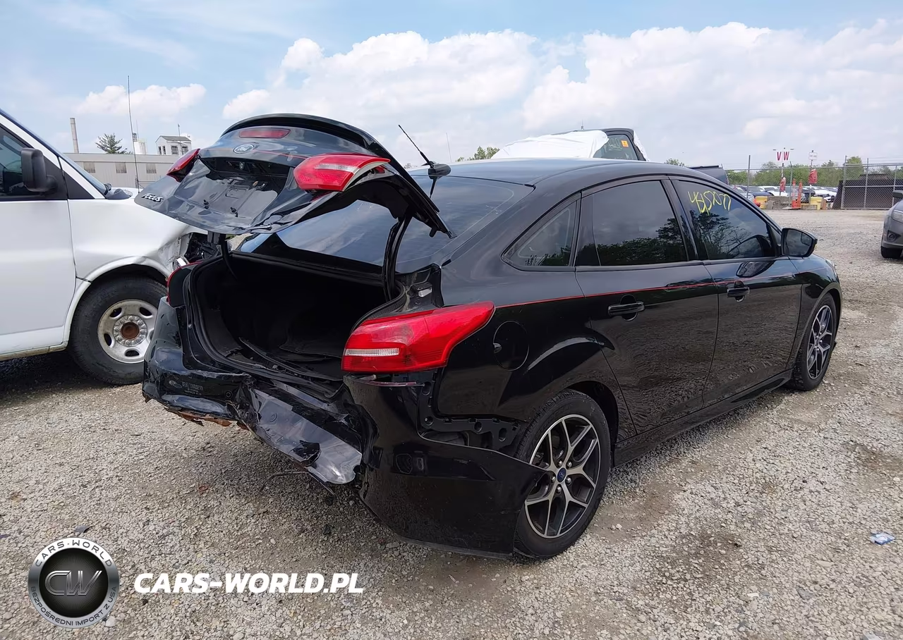 2015 Ford Focus Se VIN:1FADP3F29FL209970 - 4
