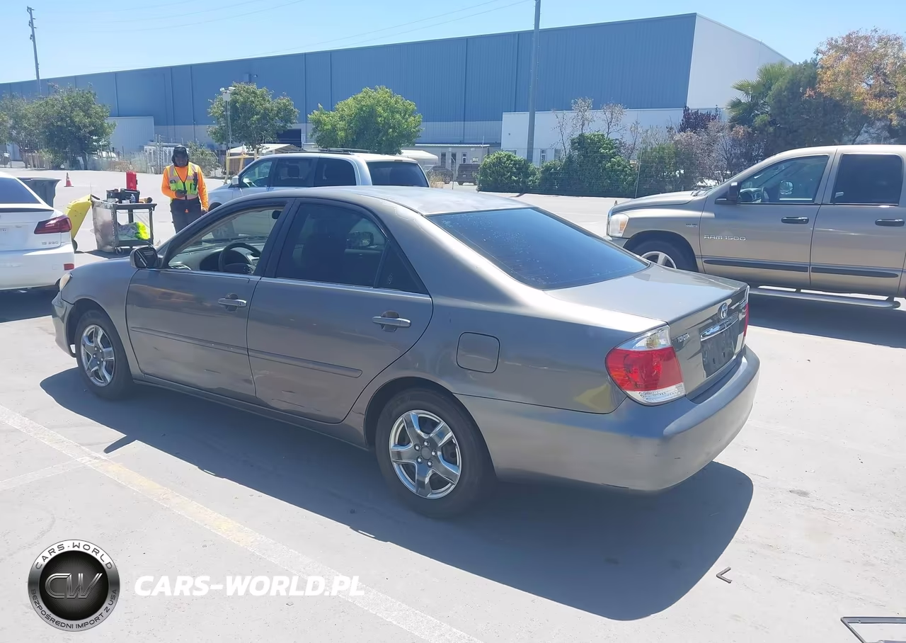 2005 Toyota Camry Le VIN:4T1BE32K25U989506 - 3