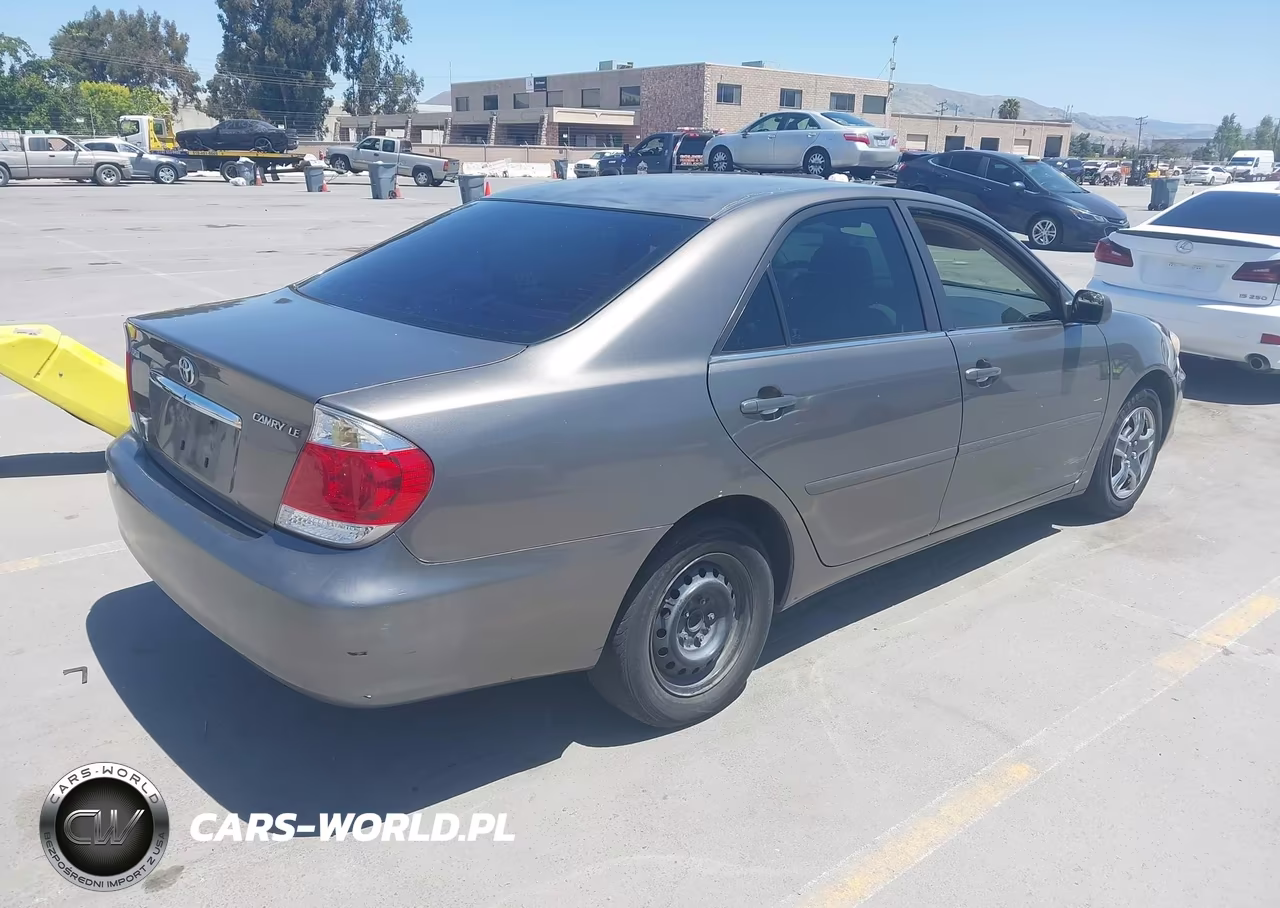 2005 Toyota Camry Le VIN:4T1BE32K25U989506 - 4