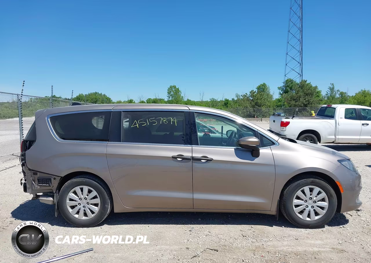 2018 Chrysler Pacifica L VIN:2C4RC1AG1JR198448 - 13