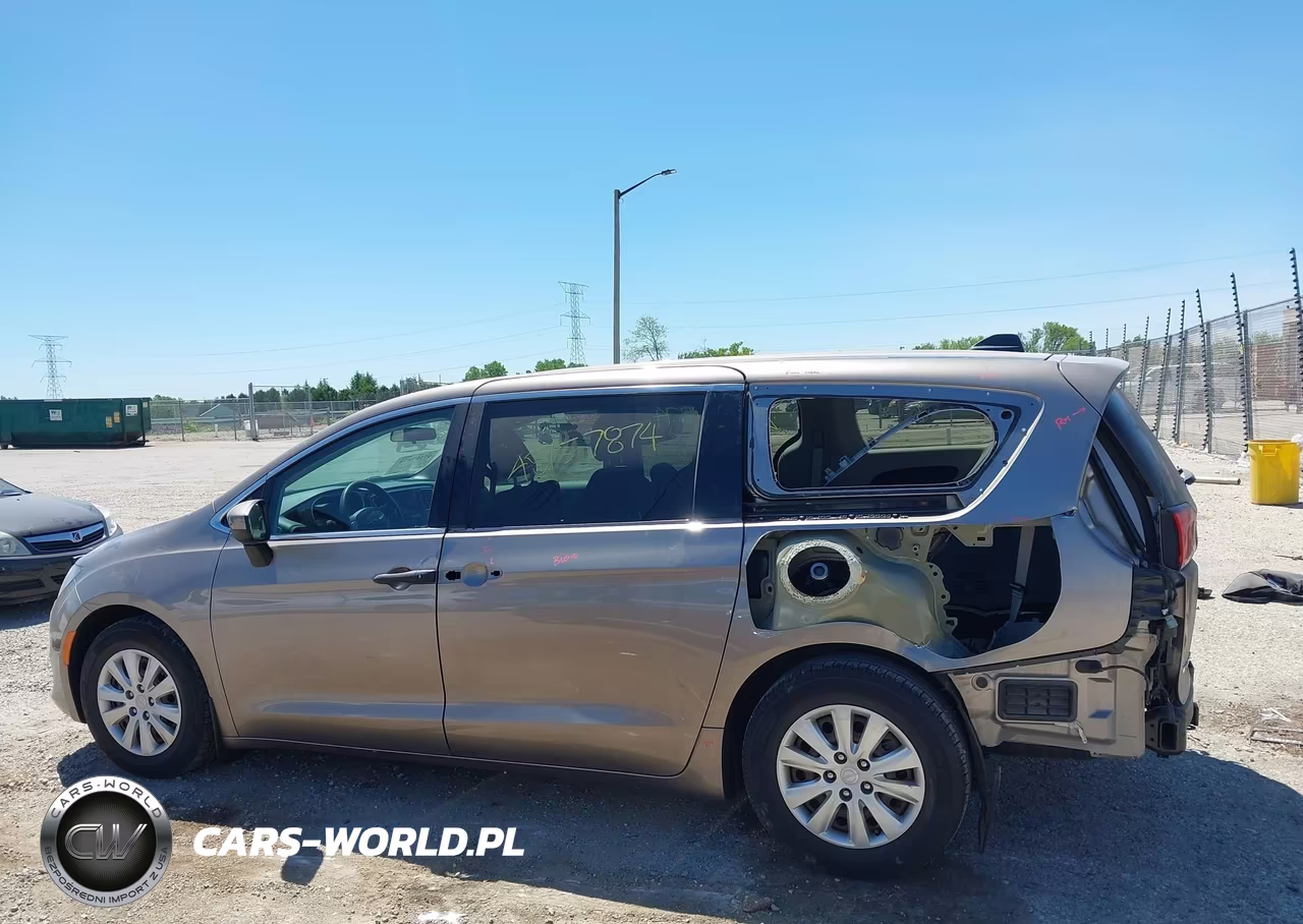 2018 Chrysler Pacifica L VIN:2C4RC1AG1JR198448 - 14
