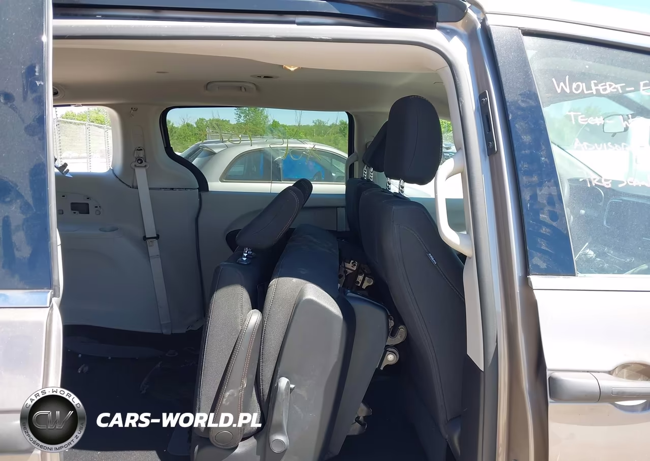 2018 Chrysler Pacifica L VIN:2C4RC1AG1JR198448 - 8