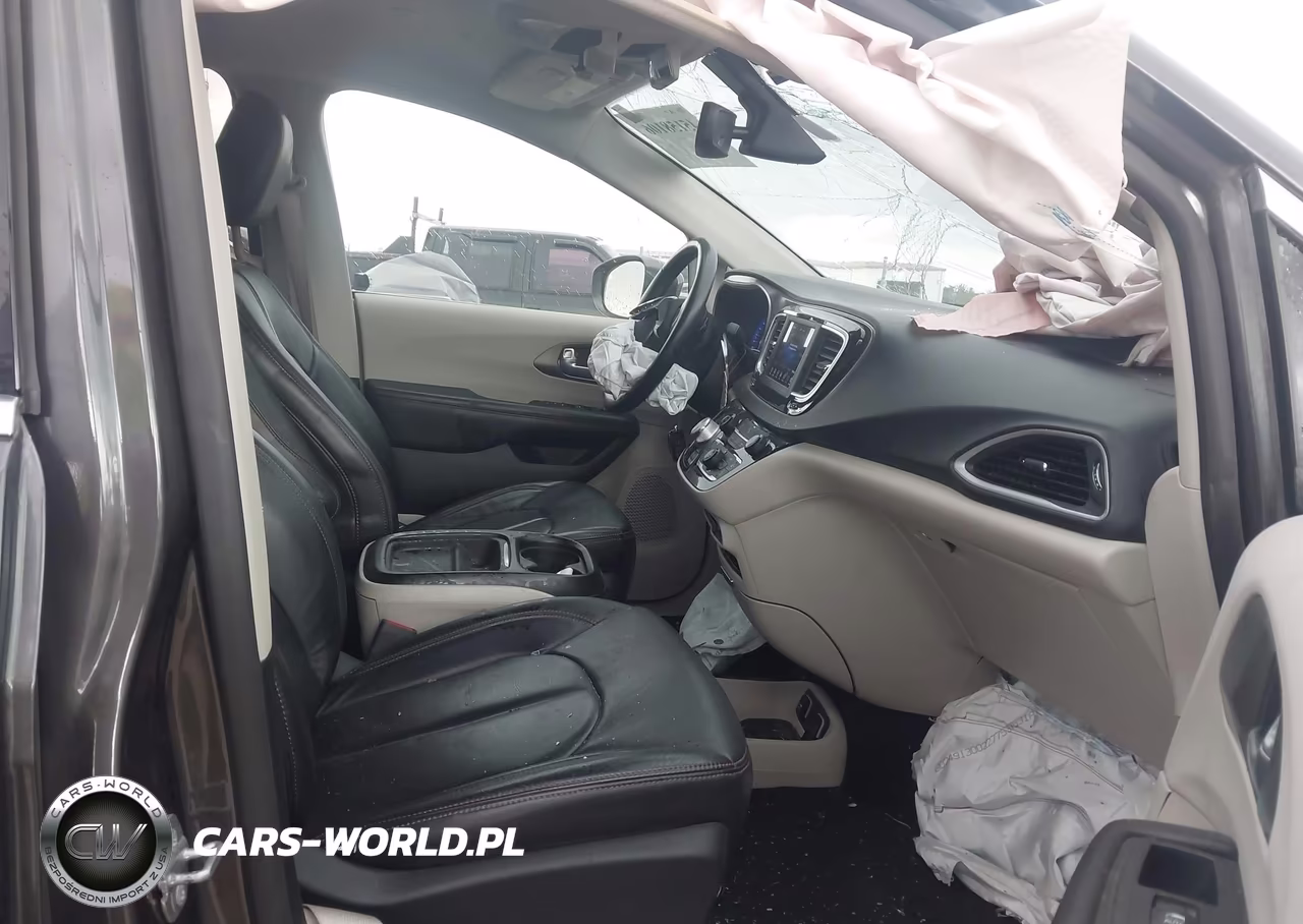 2020 Chrysler Pacifica Touring VIN:2C4RC1FG6LR192611 - 5