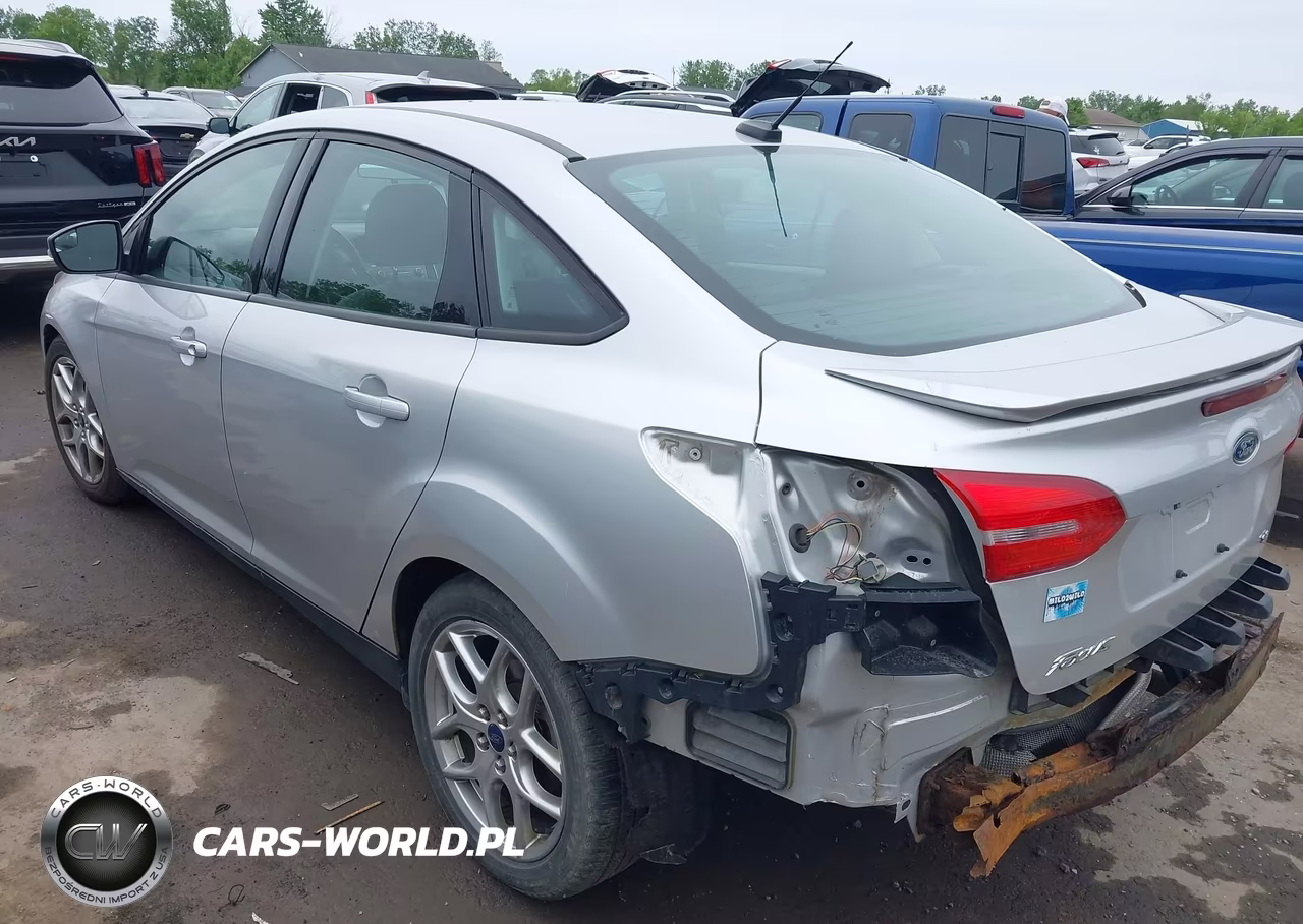 2015 Ford Focus Se VIN:1FADP3F23FL247579 - 3