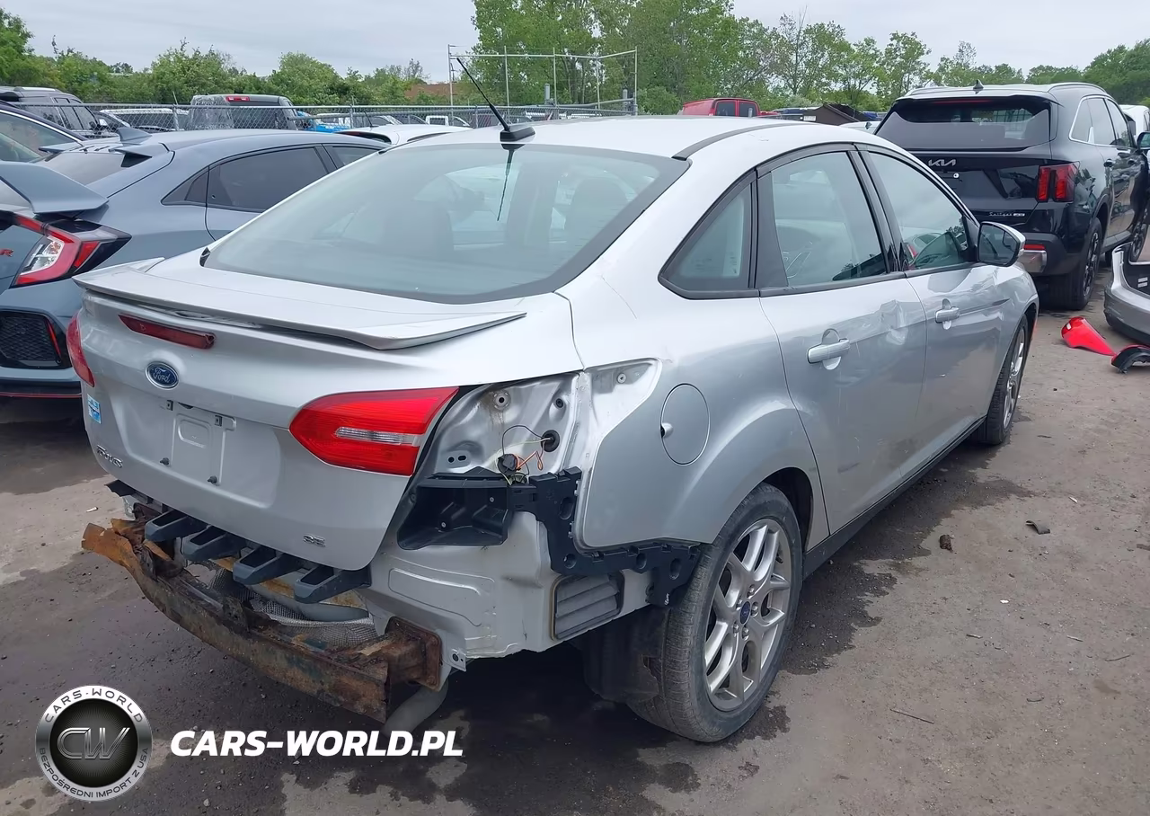 2015 Ford Focus Se VIN:1FADP3F23FL247579 - 4