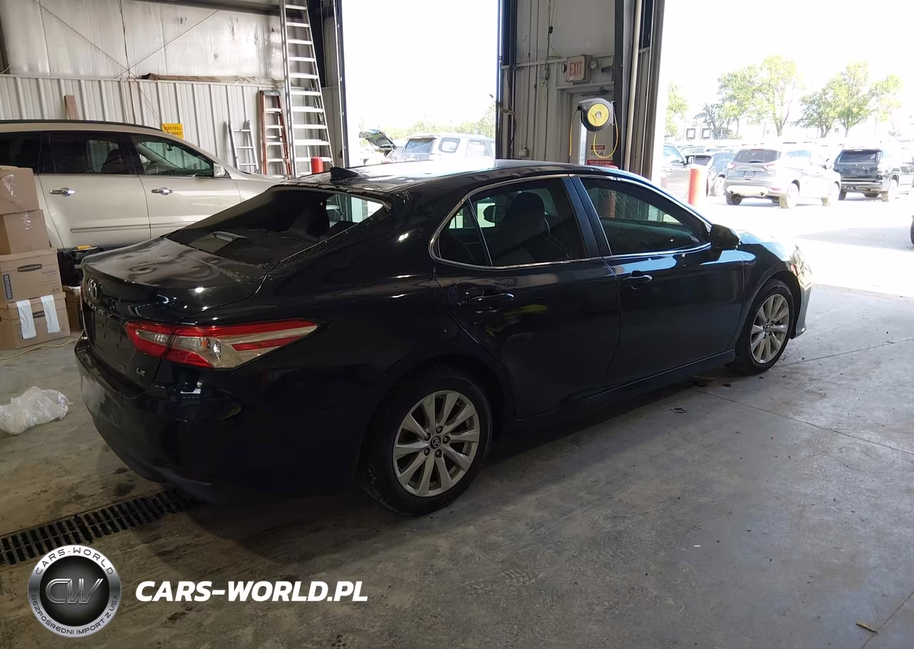 2019 Toyota Camry Le VIN:4T1B11HK3KU684986 - 4