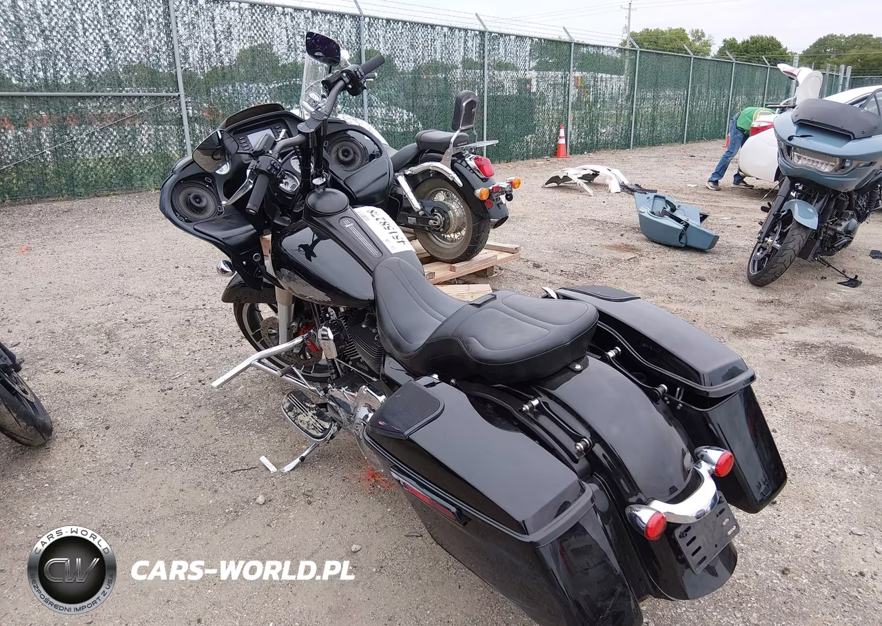 2016 Harley-Davidson Fltrx Road Glide VIN:1HD1KHM17GB636900 - 3