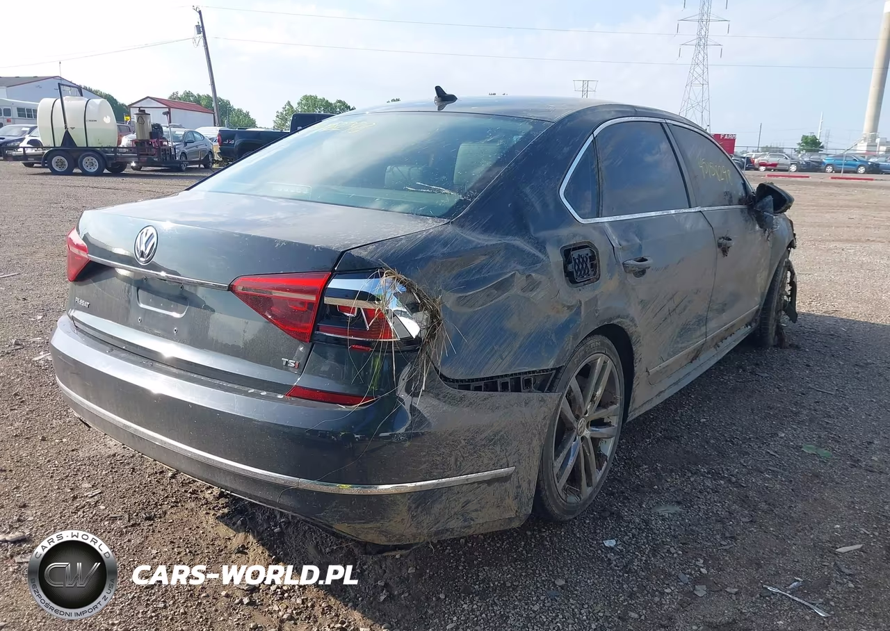 2017 Volkswagen Passat 1.8T R-Line VIN:1VWDT7A38HC005853 - 4