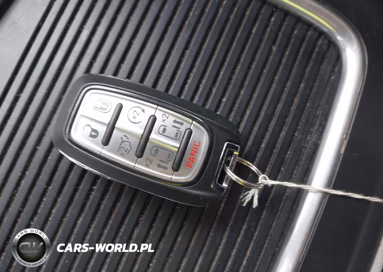 2018 Chrysler Pacifica Hybrid Limited VIN:2C4RC1N78JR365253 - 11