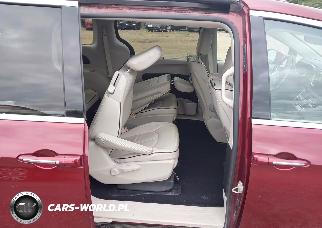 2018 Chrysler Pacifica Hybrid Limited VIN:2C4RC1N78JR365253 - 8