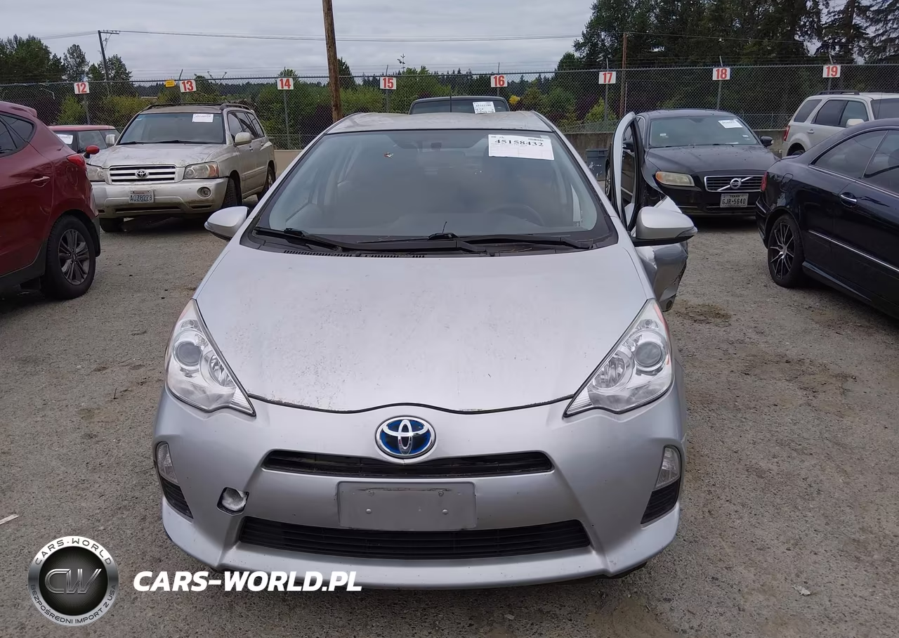2013 Toyota Prius C Three VIN:JTDKDTB37D1551340 - 12