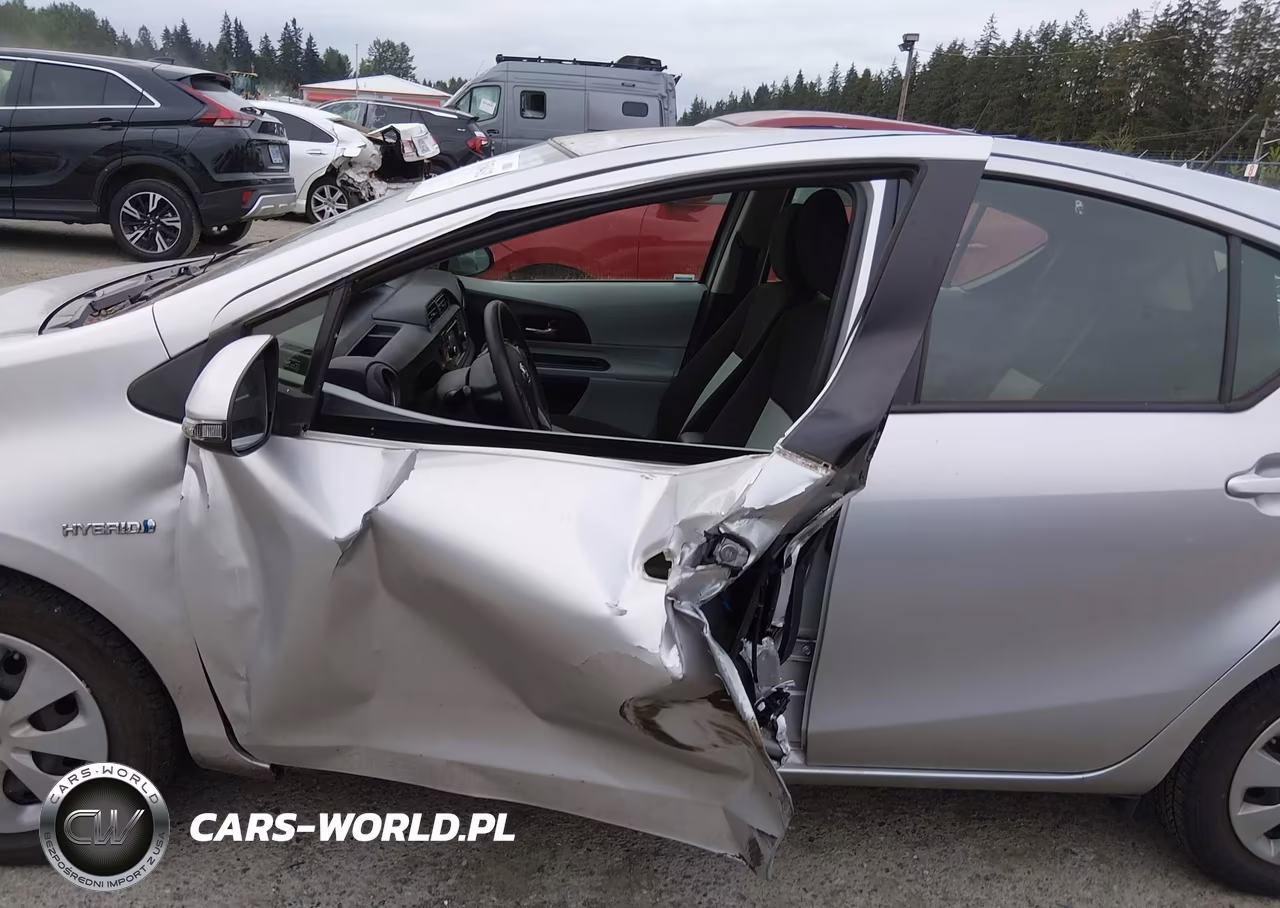 2013 Toyota Prius C Three VIN:JTDKDTB37D1551340 - 17