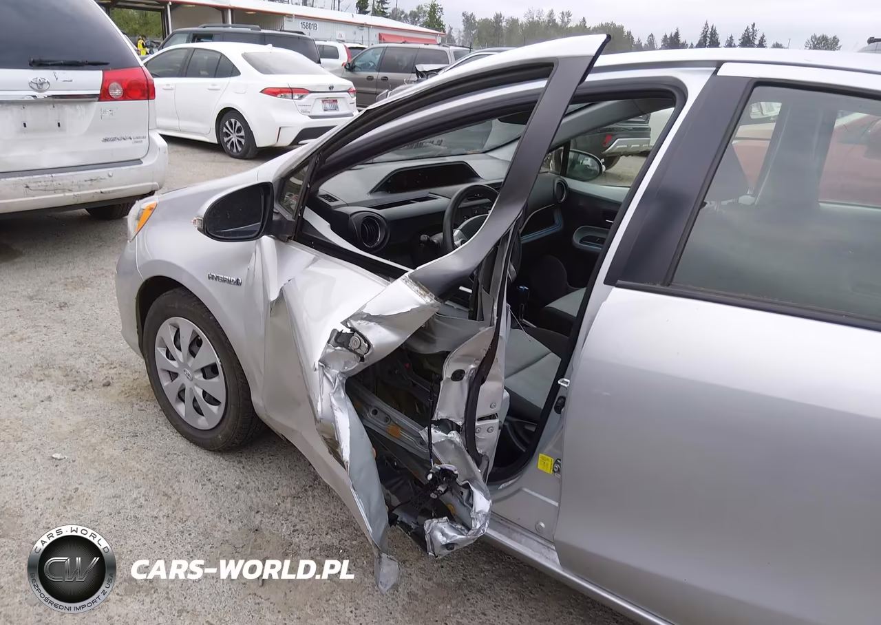 2013 Toyota Prius C Three VIN:JTDKDTB37D1551340 - 18