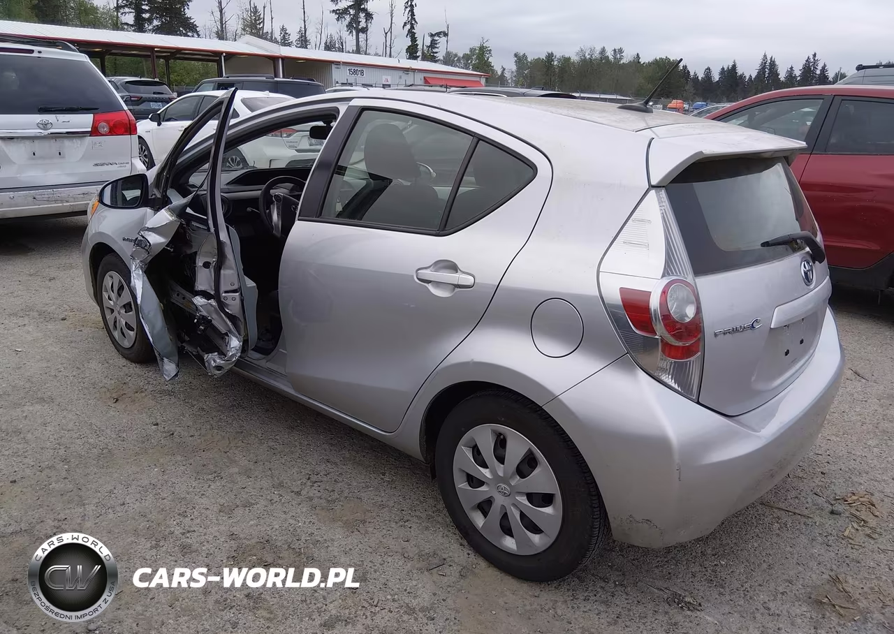 2013 Toyota Prius C Three VIN:JTDKDTB37D1551340 - 3