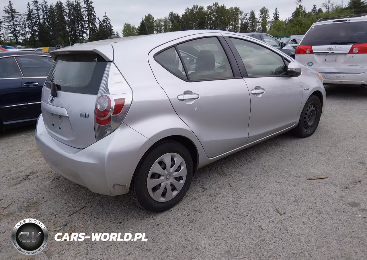 2013 Toyota Prius C Three VIN:JTDKDTB37D1551340 - 4