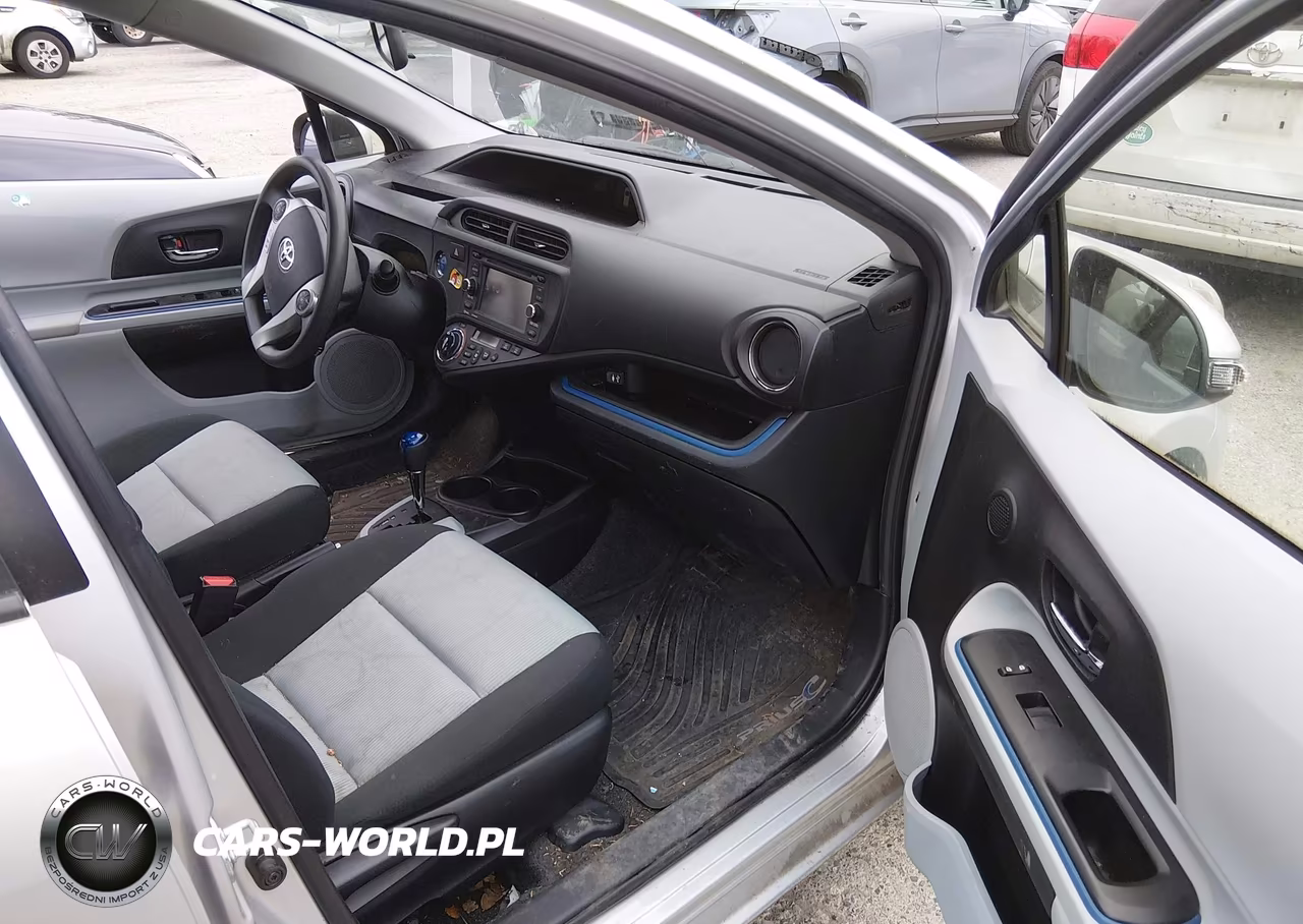 2013 Toyota Prius C Three VIN:JTDKDTB37D1551340 - 5