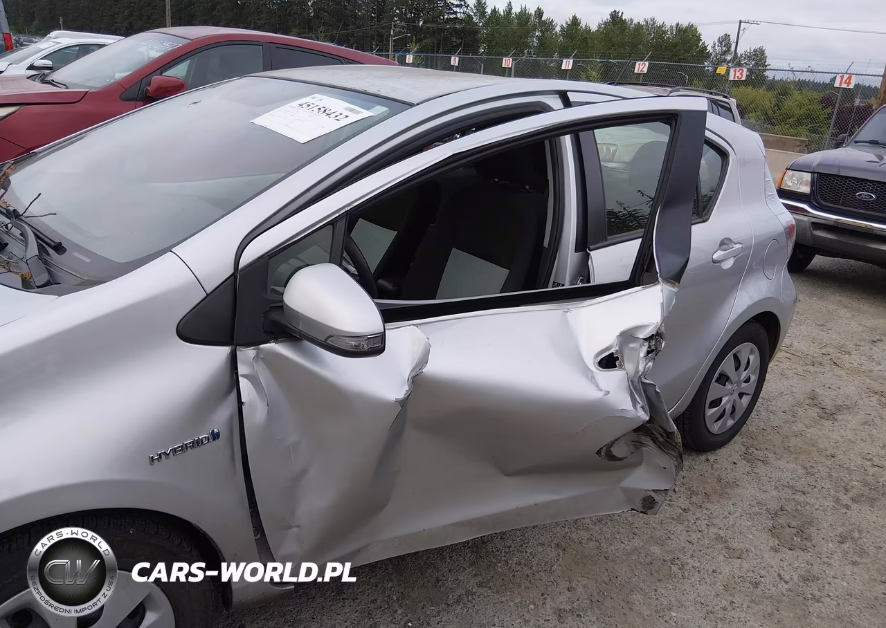 2013 Toyota Prius C Three VIN:JTDKDTB37D1551340 - 6