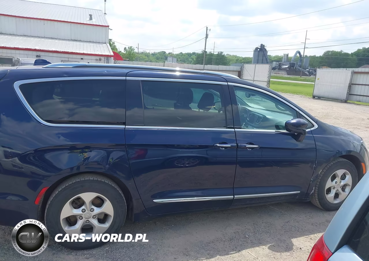 2017 Chrysler Pacifica Touring-L Plus VIN:2C4RC1EG7HR811192 - 13