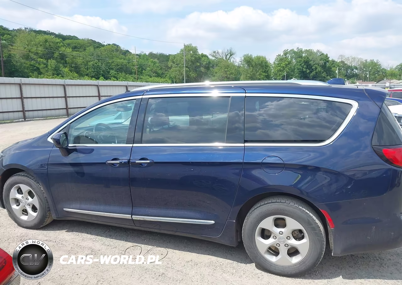 2017 Chrysler Pacifica Touring-L Plus VIN:2C4RC1EG7HR811192 - 14