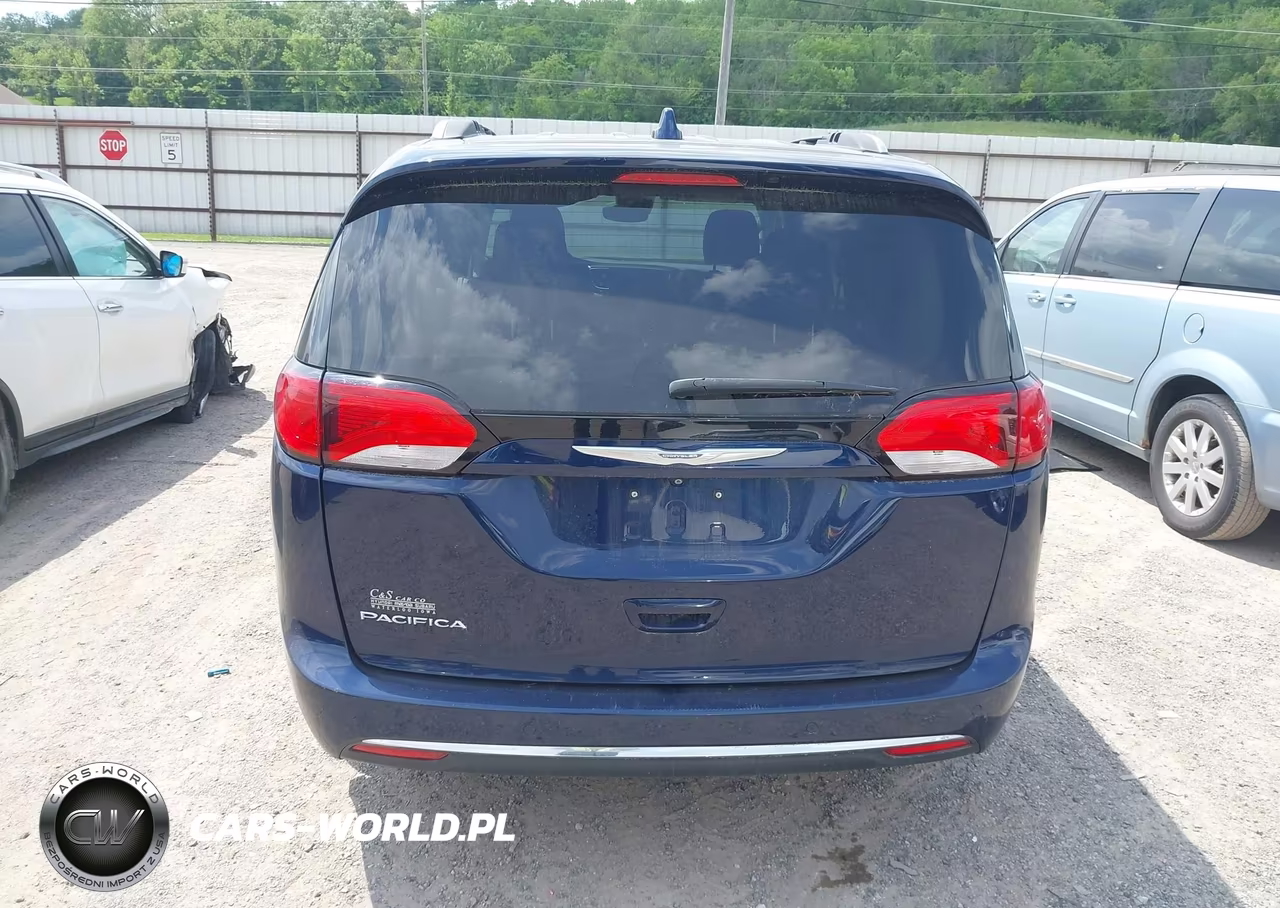 2017 Chrysler Pacifica Touring-L Plus VIN:2C4RC1EG7HR811192 - 16