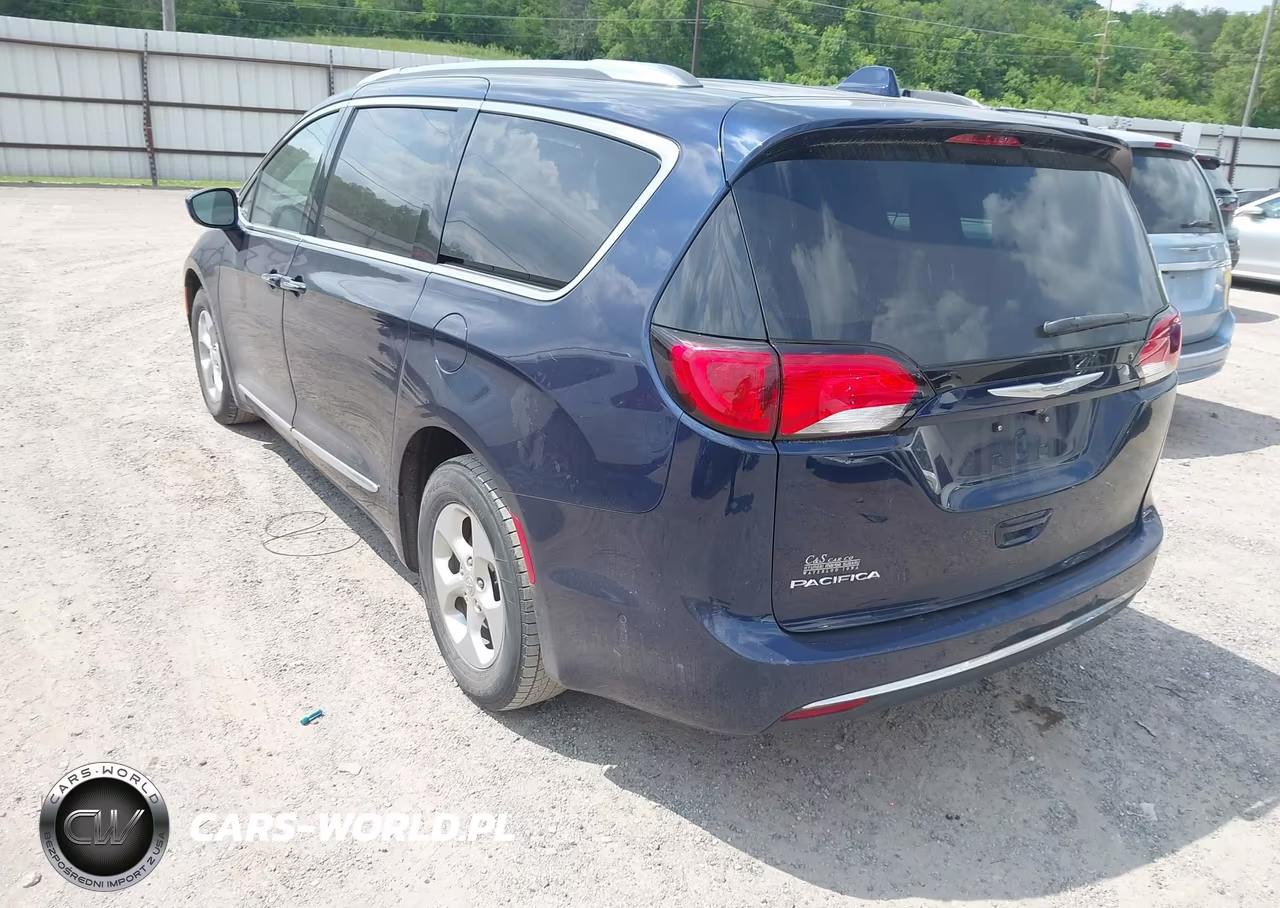 2017 Chrysler Pacifica Touring-L Plus VIN:2C4RC1EG7HR811192 - 3
