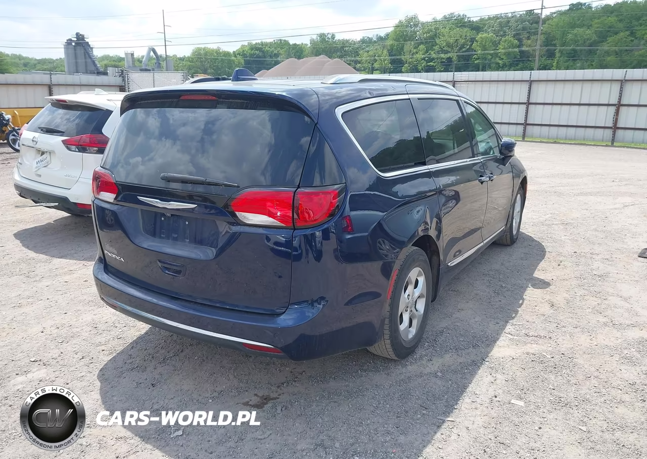 2017 Chrysler Pacifica Touring-L Plus VIN:2C4RC1EG7HR811192 - 4