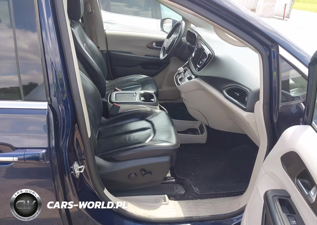 2017 Chrysler Pacifica Touring-L Plus VIN:2C4RC1EG7HR811192 - 5