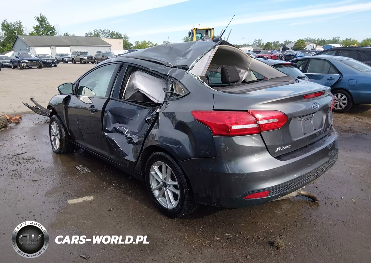 2017 Ford Focus Se VIN:1FADP3F24HL332403 - 3