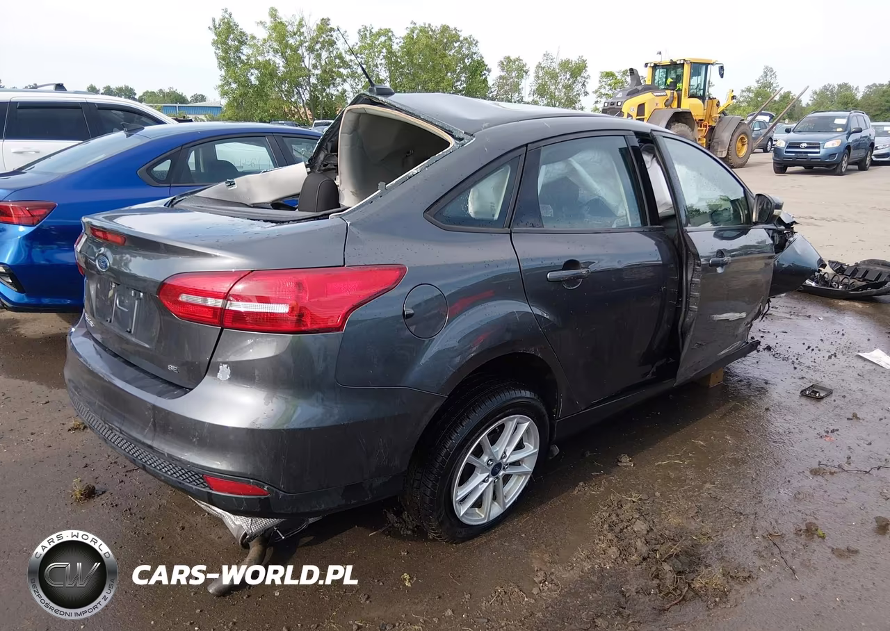 2017 Ford Focus Se VIN:1FADP3F24HL332403 - 4