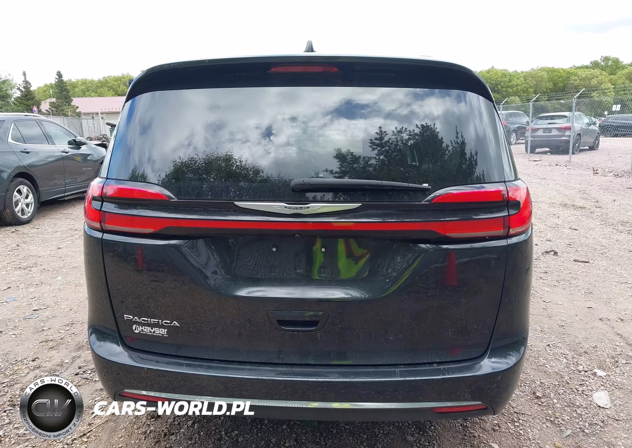 2022 Chrysler Pacifica Touring L VIN:2C4RC1BG1NR214989 - 16