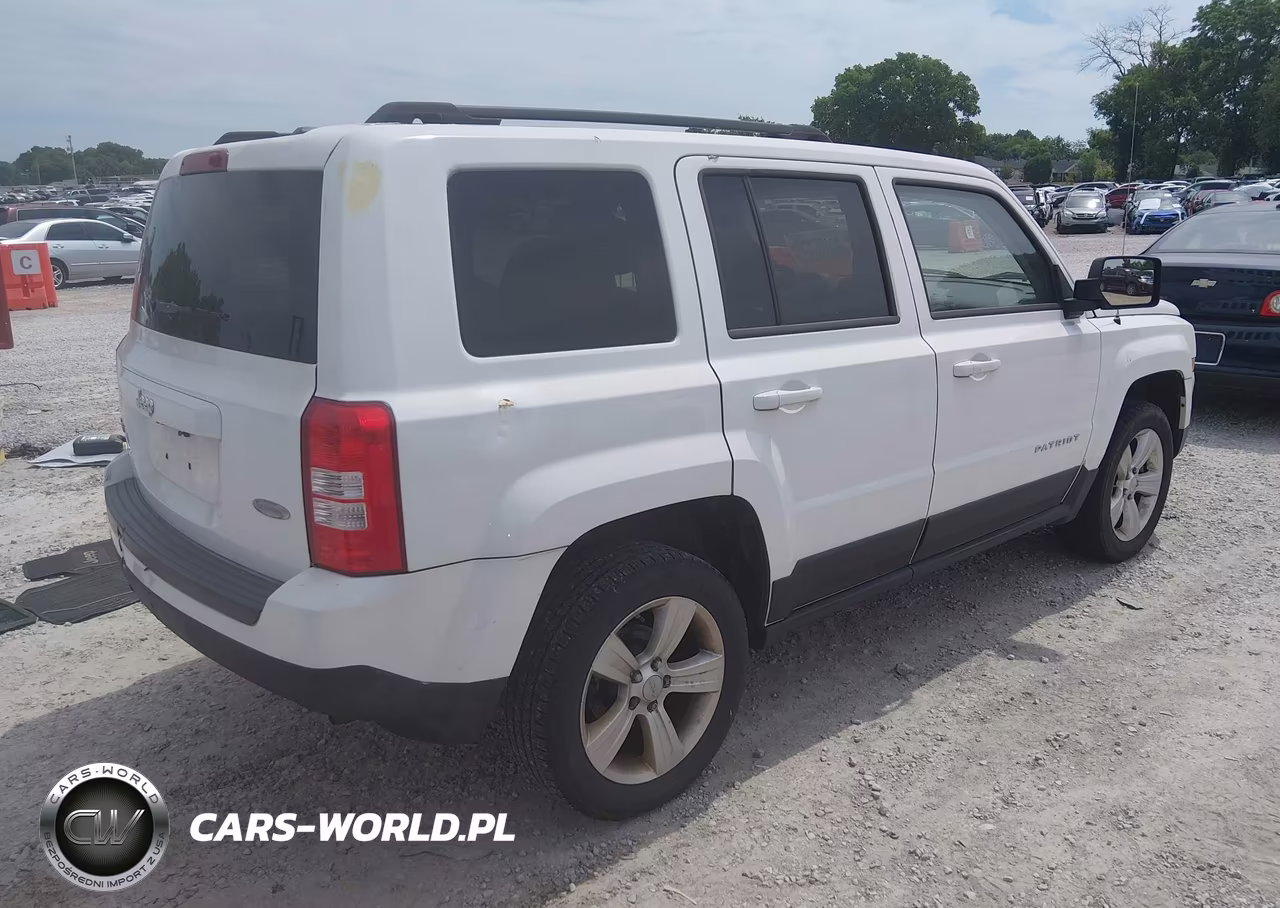 2013 Jeep Patriot Latitude VIN:1C4NJRFB8DD114701 - 4