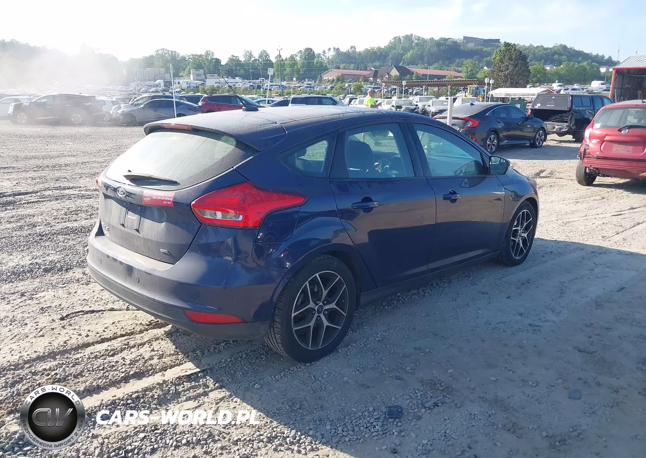 2017 Ford Focus Sel VIN:1FADP3M2XHL323885 - 4