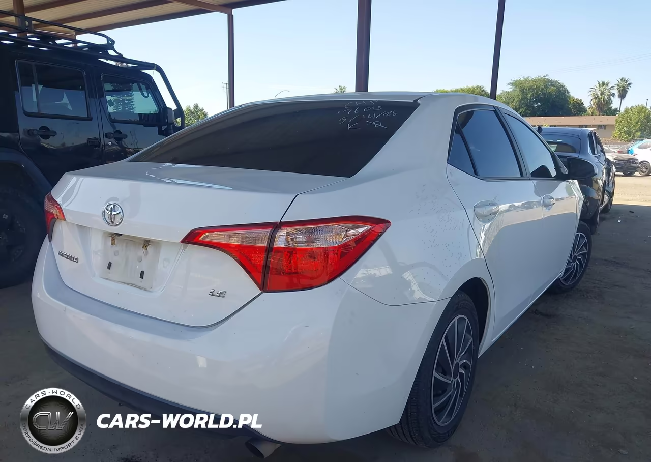 2018 Toyota Corolla Le VIN:2T1BURHE4JC051428 - 4