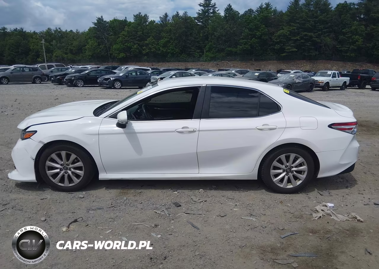 2018 Toyota Camry Le VIN:4T1B11HK0JU675239 - 15