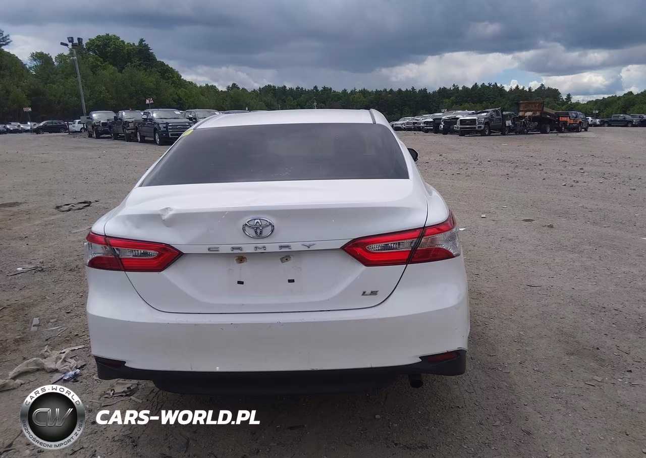 2018 Toyota Camry Le VIN:4T1B11HK0JU675239 - 17