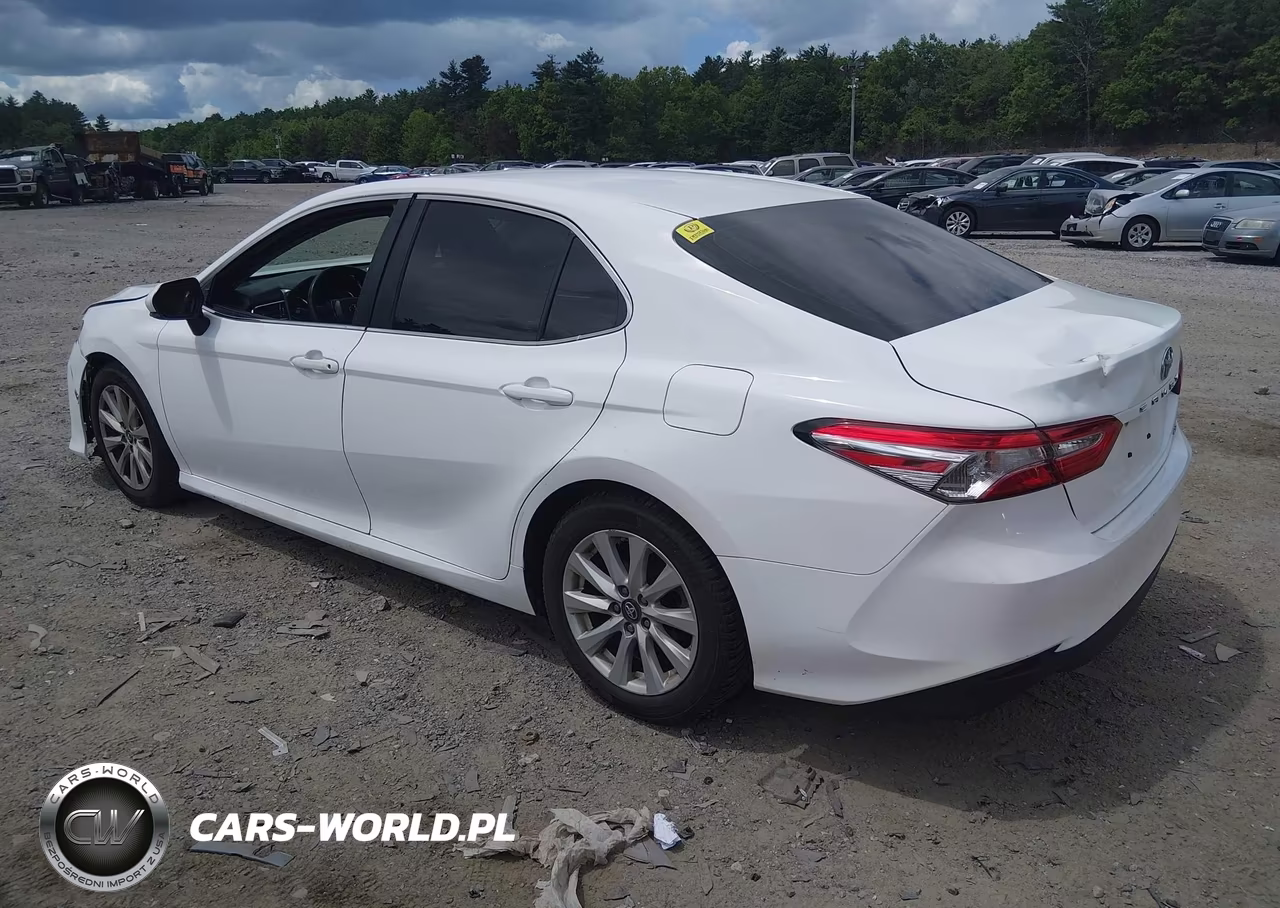 2018 Toyota Camry Le VIN:4T1B11HK0JU675239 - 3