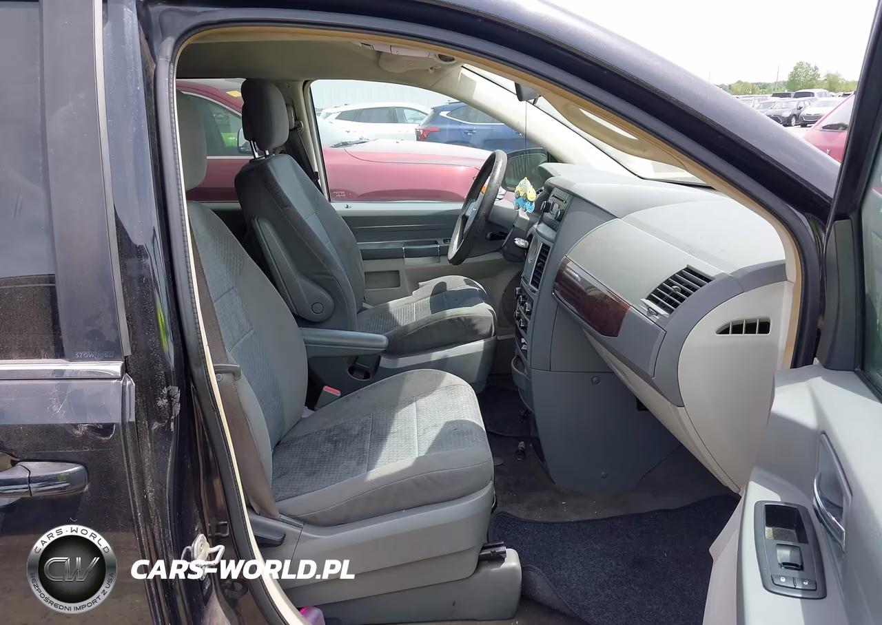2010 Chrysler Town & Country New Lx VIN:2A4RR2D12AR375207 - 5