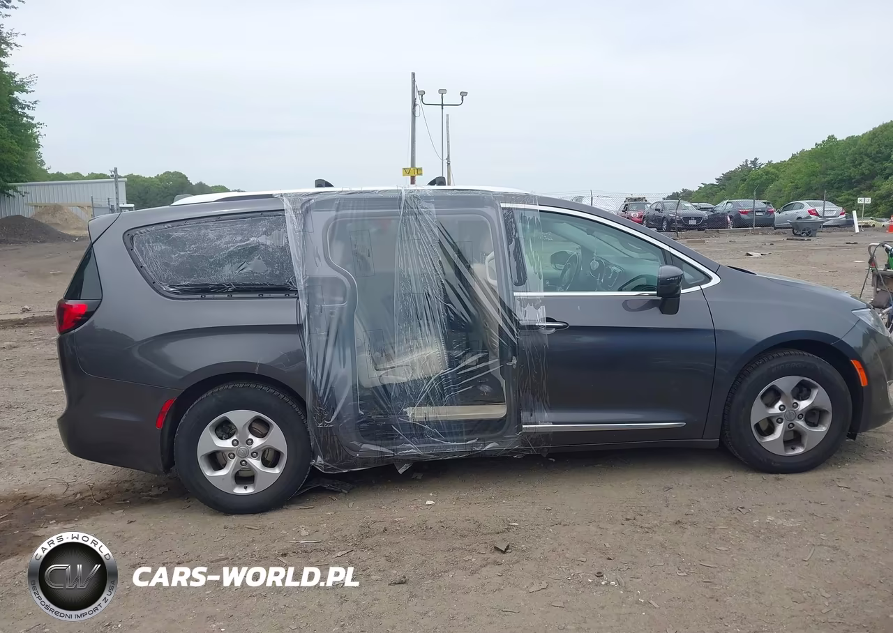 2017 Chrysler Pacifica Touring-L Plus VIN:2C4RC1EG9HR541060 - 13