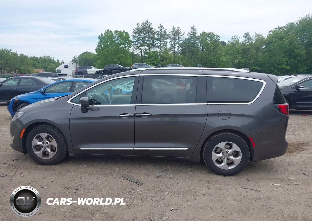 2017 Chrysler Pacifica Touring-L Plus VIN:2C4RC1EG9HR541060 - 14
