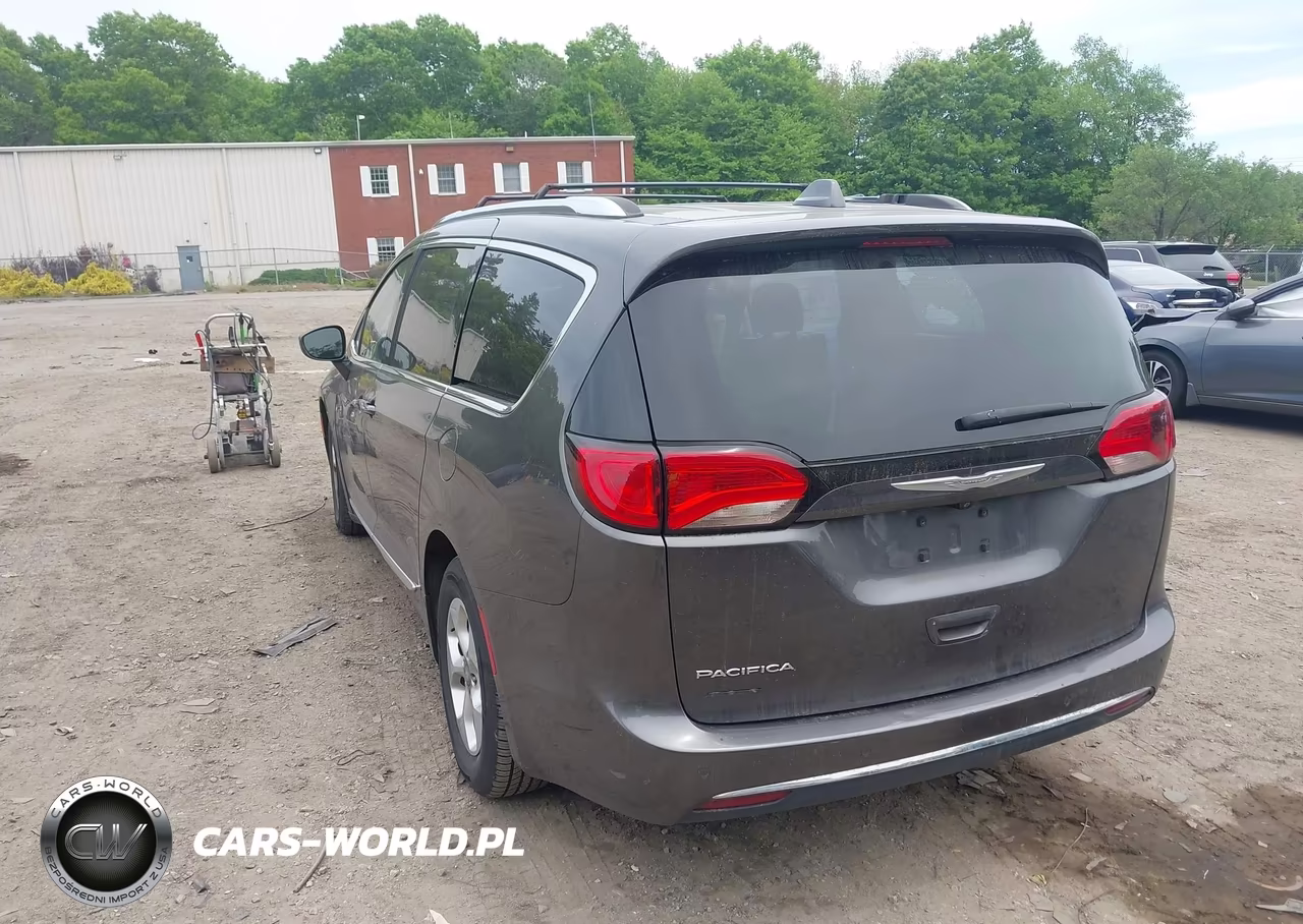2017 Chrysler Pacifica Touring-L Plus VIN:2C4RC1EG9HR541060 - 3