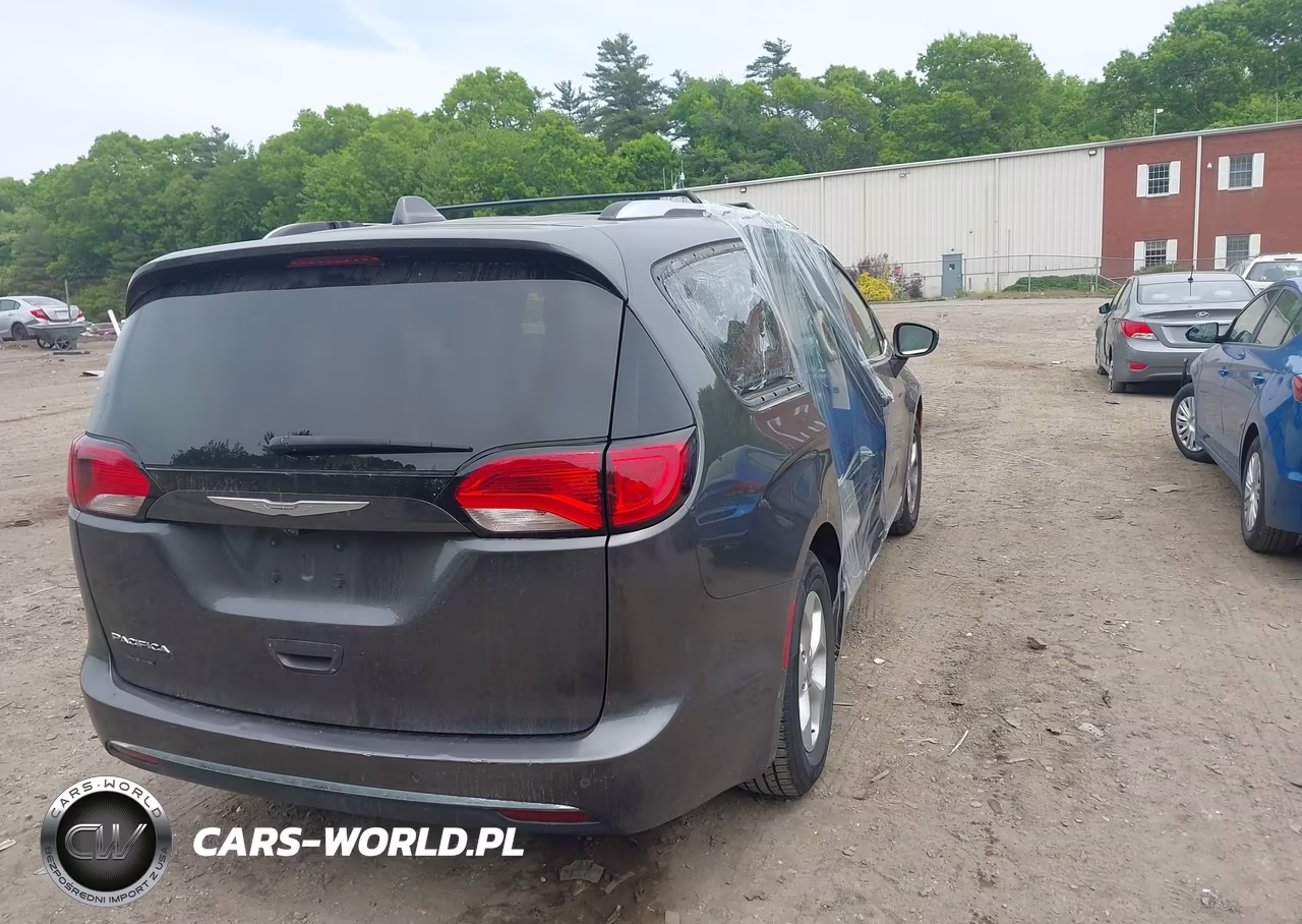 2017 Chrysler Pacifica Touring-L Plus VIN:2C4RC1EG9HR541060 - 4