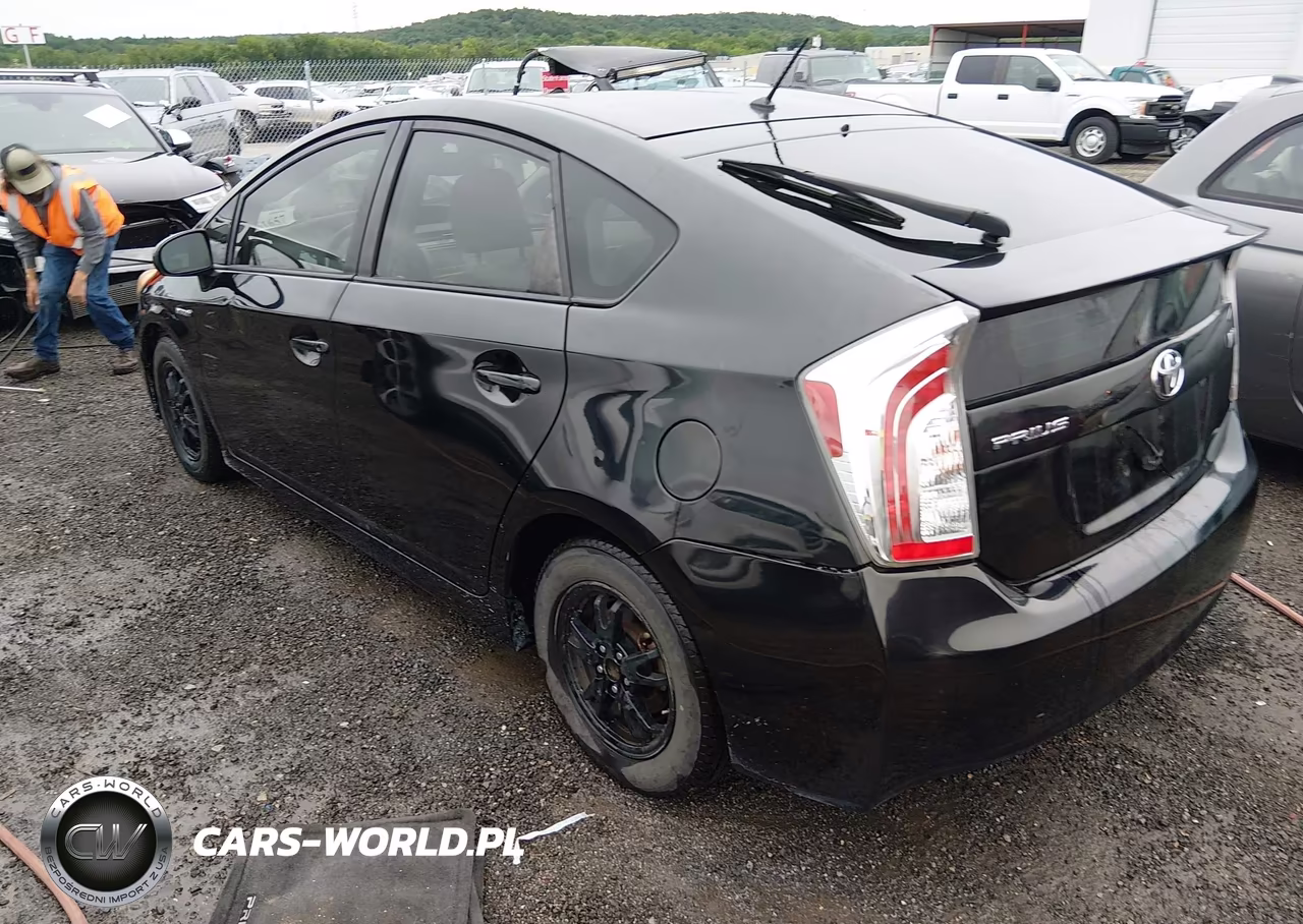 2014 Toyota Prius Two VIN:JTDKN3DU6E1815894 - 3