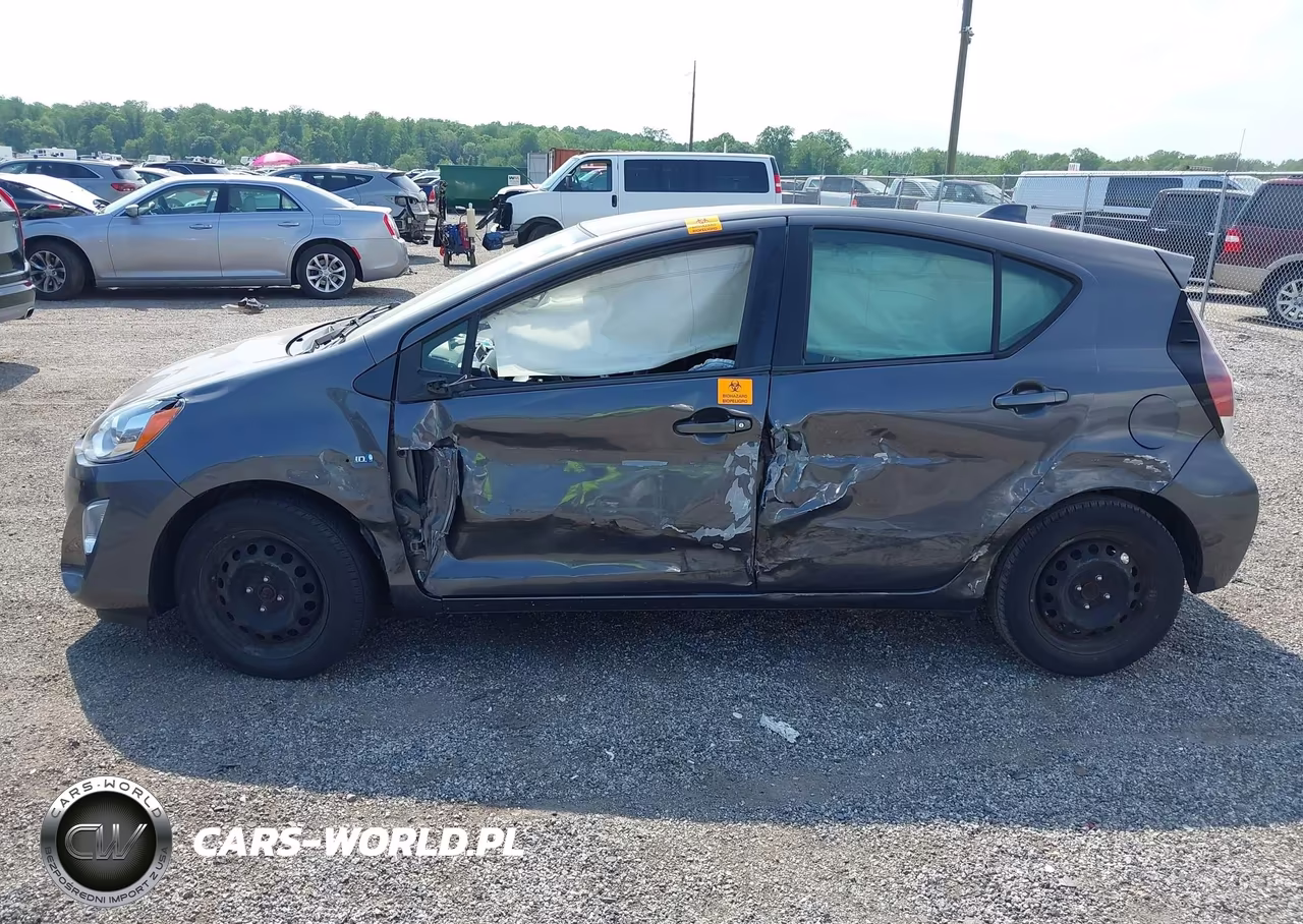 2015 Toyota Prius C Two VIN:JTDKDTB30F1114122 - 13
