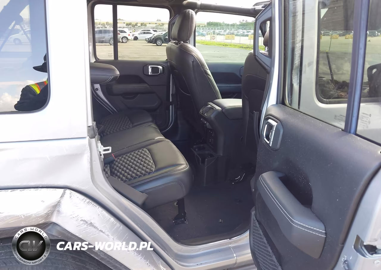 2021 Jeep Wrangler Unlimited Sahara 4X4 VIN:1C4HJXEN9MW613945 - 8