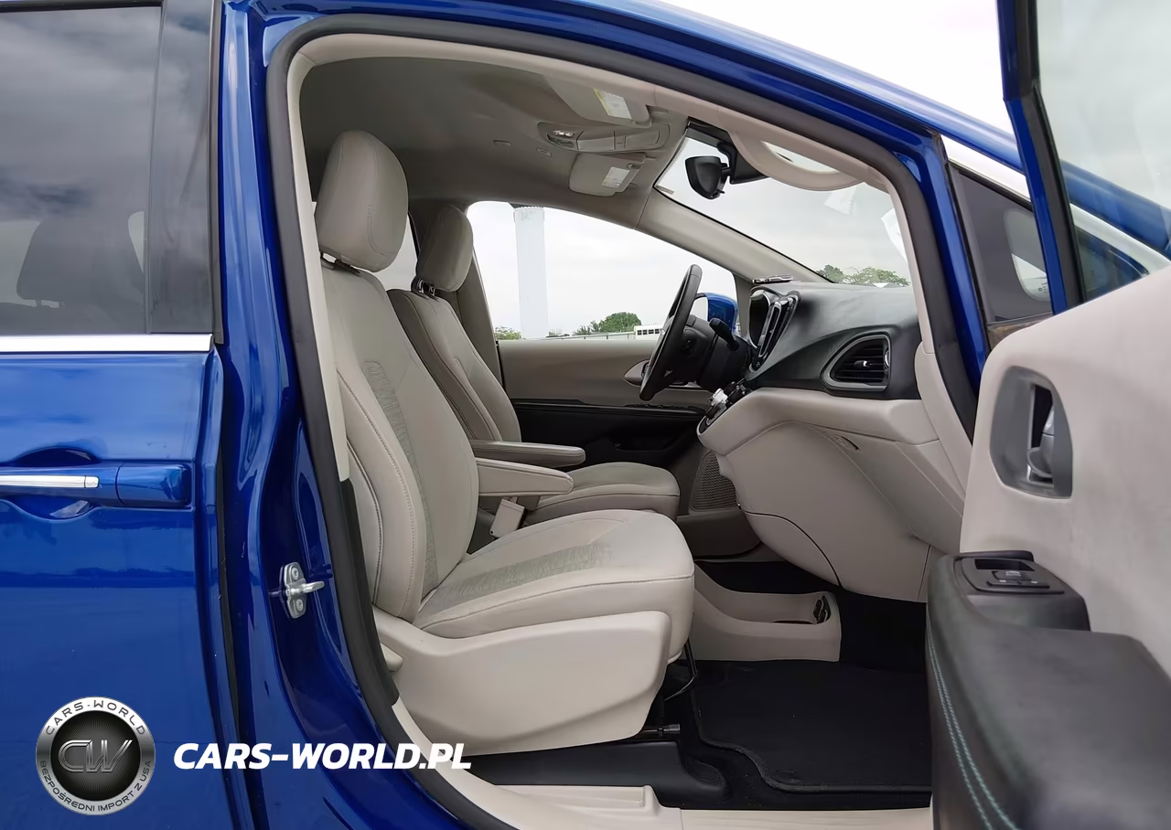 2018 Chrysler Pacifica Hybrid Touring Plus VIN:2C4RC1H72JR289718 - 3